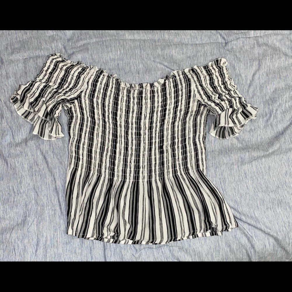 Kendall & Kylie Off-Shoulder Top. Size M.